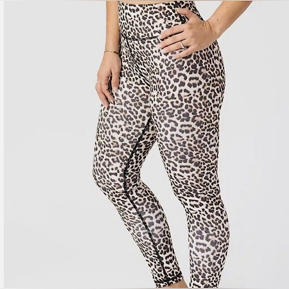 Like NEW! Zyia Scrunch Bum Leopard Leggings 🐆 - Picture 1 of 4